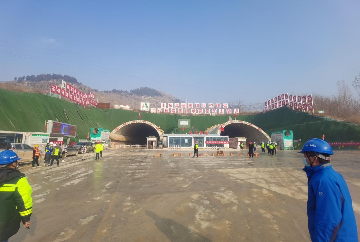 金衢設計集團所屬金諾公司監理的臨臨高速岳陽(yáng)山特長(cháng)隧道全幅貫通